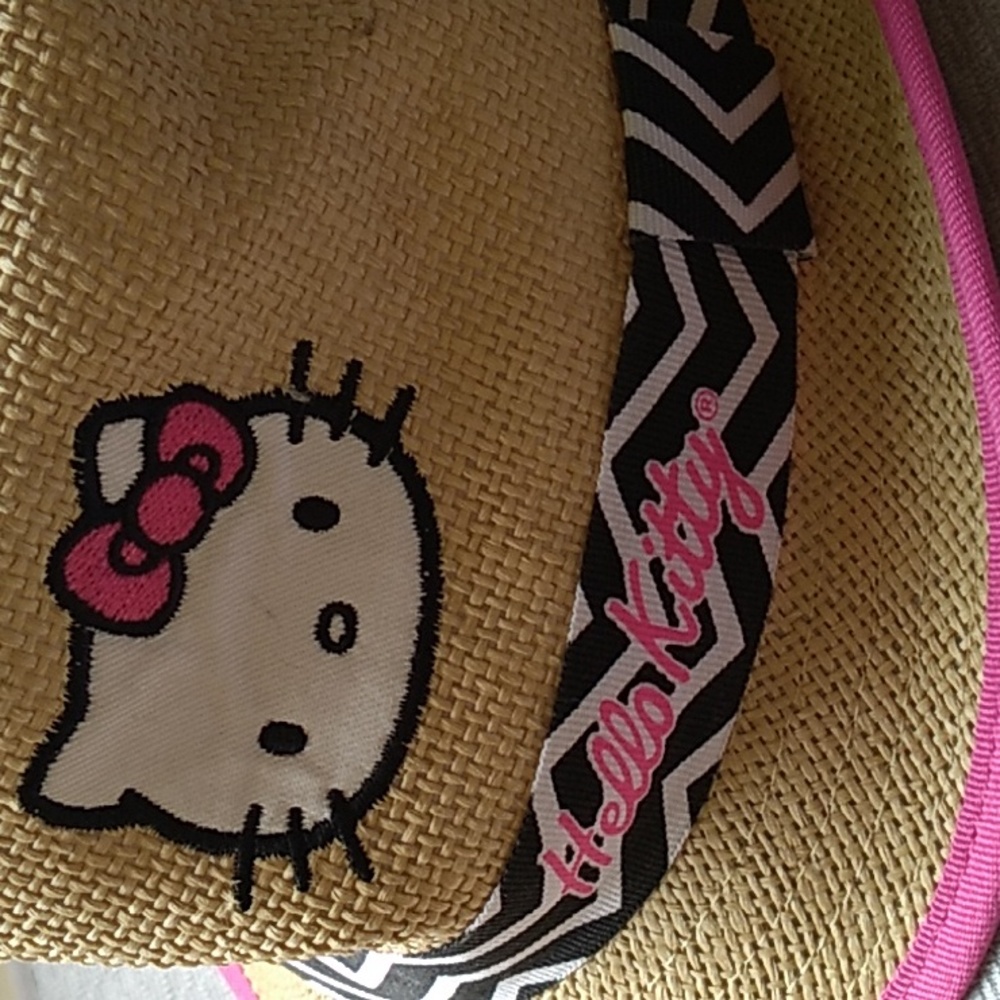 Hello Kitty Hat, Great Condition - image 2